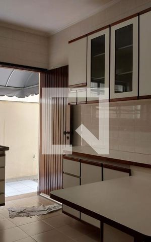 Casa à venda com 200m², 3 quartos e 4 vagas Casa à venda com 200m², 3 quartos e 4 vagasCozinha