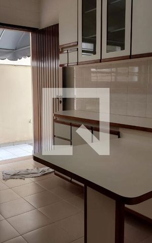 Casa à venda com 200m², 3 quartos e 4 vagas Casa à venda com 200m², 3 quartos e 4 vagasCozinha