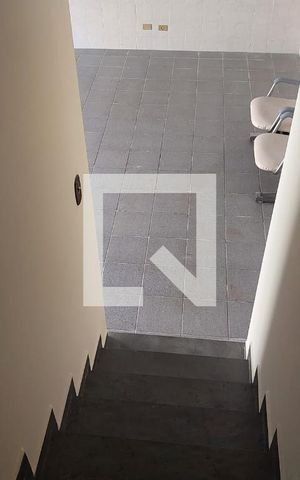 Casa à venda com 200m², 3 quartos e 4 vagas Casa à venda com 200m², 3 quartos e 4 vagasEscada