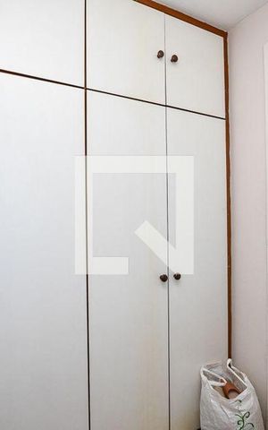 Apartamento à venda com 180m², 3 quartos e 2 vagas Apartamento à venda com 180m², 3 quartos e 2 vagasQuarto de Serviço