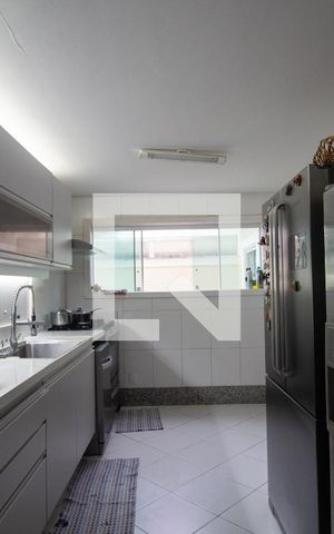 Casa de condomínio à venda com 350m², 5 quartos e 3 vagas Casa de condomínio à venda com 350m², 5 quartos e 3 vagasCozinha