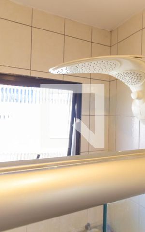 Casa de condomínio à venda com 160m², 4 quartos e 2 vagas Casa de condomínio à venda com 160m², 4 quartos e 2 vagasBanheiro