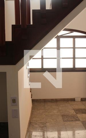 Casa para alugar com 220m², 5 quartos e 2 vagasSala  casa 1