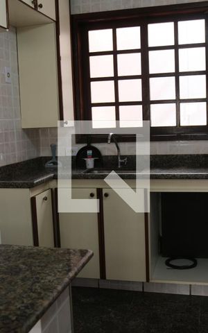 Casa para alugar com 220m², 5 quartos e 2 vagasCozinha casa 1