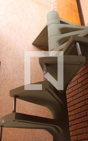 Casa para alugar com 220m², 5 quartos e 2 vagasEscada