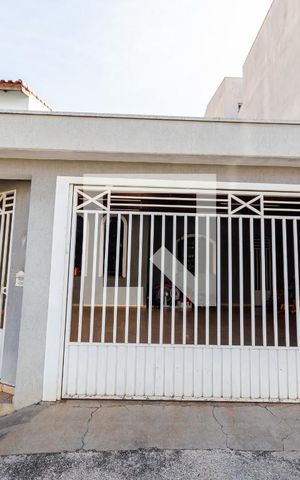 Casa à venda com 240m², 3 quartos e 3 vagas Casa à venda com 240m², 3 quartos e 3 vagasFachada