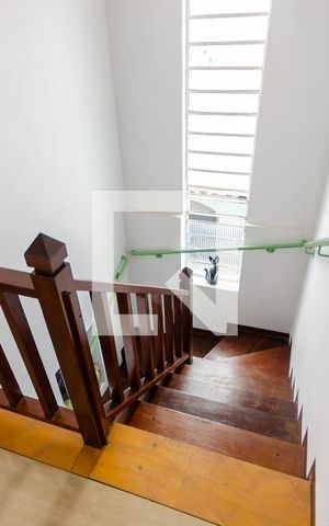 Casa à venda com 225m², 4 quartos e 2 vagas Casa à venda com 225m², 4 quartos e 2 vagasEscada