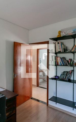 Casa à venda com 351m², 5 quartos e 2 vagas Casa à venda com 351m², 5 quartos e 2 vagasQuarto 1