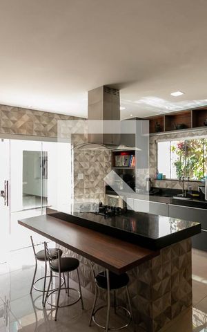 Casa à venda com 351m², 5 quartos e 2 vagas Casa à venda com 351m², 5 quartos e 2 vagasCozinha
