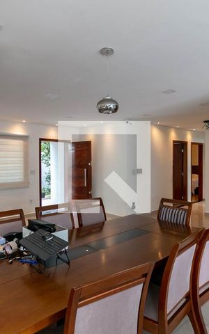 Casa à venda com 351m², 5 quartos e 2 vagas Casa à venda com 351m², 5 quartos e 2 vagasSala