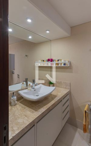 Apartamento à venda com 256m², 4 quartos e 3 vagas Apartamento à venda com 256m², 4 quartos e 3 vagasBanheiro da Suíte 1