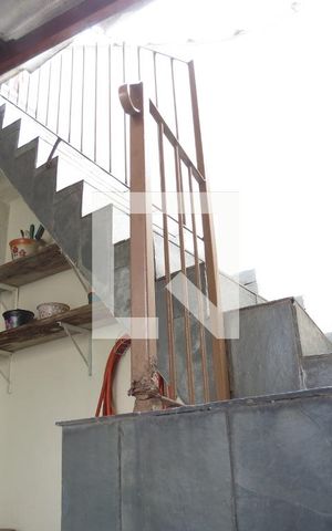 Casa à venda com 90m², 2 quartos e 2 vagasEscadas Quarto Depósito