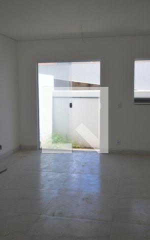 Casa de condomínio à venda com 150m², 3 quartos e 2 vagasSala