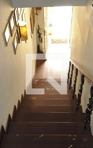 Casa à venda com 350m², 3 quartos e 4 vagasEscada