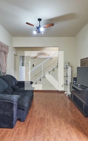 Casa à venda com 250m², 3 quartos e 2 vagas Casa à venda com 250m², 3 quartos e 2 vagasSala