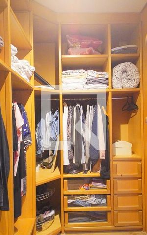 Casa à venda com 220m², 4 quartos e 2 vagas Casa à venda com 220m², 4 quartos e 2 vagasCloset