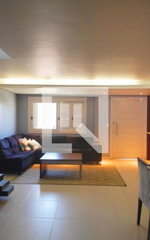 Casa à venda com 220m², 4 quartos e 2 vagas Casa à venda com 220m², 4 quartos e 2 vagasSala