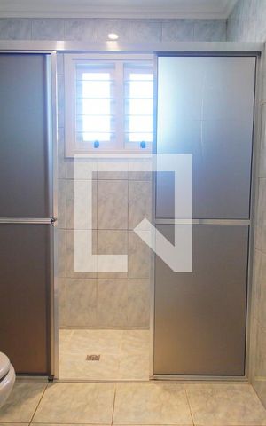 Casa à venda com 220m², 4 quartos e 2 vagas Casa à venda com 220m², 4 quartos e 2 vagasBanheiro