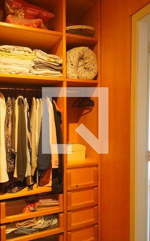 Casa à venda com 220m², 4 quartos e 2 vagas Casa à venda com 220m², 4 quartos e 2 vagasCloset