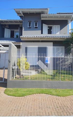 Casa à venda com 220m², 4 quartos e 2 vagas Casa à venda com 220m², 4 quartos e 2 vagasFachada