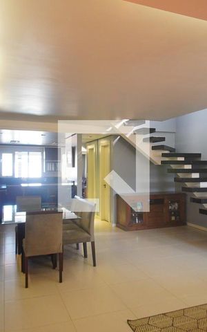 Casa à venda com 220m², 4 quartos e 2 vagas Casa à venda com 220m², 4 quartos e 2 vagasSala