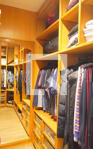 Casa à venda com 220m², 4 quartos e 2 vagas Casa à venda com 220m², 4 quartos e 2 vagasCloset