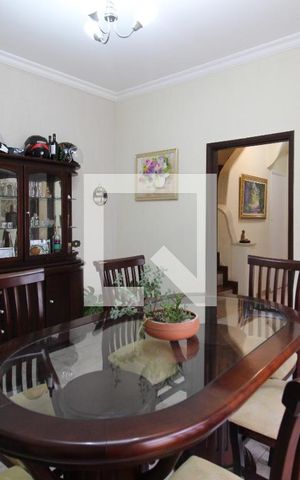 Casa à venda com 220m², 4 quartos e 5 vagas Casa à venda com 220m², 4 quartos e 5 vagasSala de Jantar