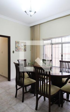 Casa à venda com 220m², 4 quartos e 5 vagas Casa à venda com 220m², 4 quartos e 5 vagasSala de Jantar