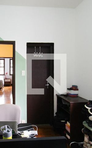 Casa à venda com 220m², 4 quartos e 5 vagas Casa à venda com 220m², 4 quartos e 5 vagasSuíte