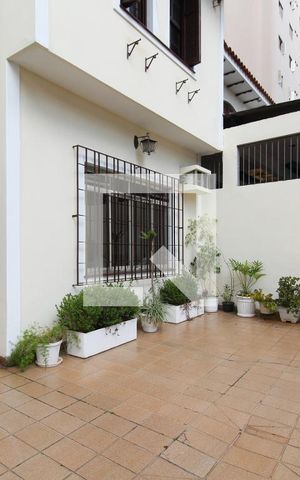 Casa à venda com 220m², 4 quartos e 5 vagas Casa à venda com 220m², 4 quartos e 5 vagasEntrada