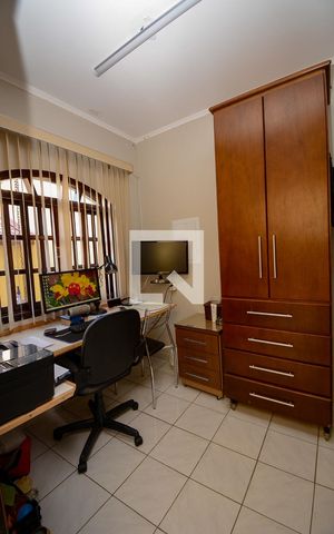 Casa à venda com 280m², 3 quartos e 3 vagas Casa à venda com 280m², 3 quartos e 3 vagasEscritório