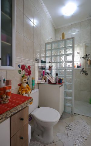 Casa à venda com 100m², 2 quartos e 5 vagas Casa à venda com 100m², 2 quartos e 5 vagasBanheiro do Suíte 1