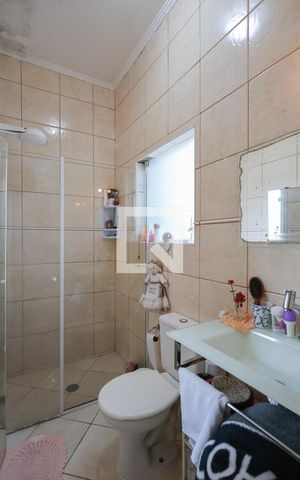 Casa à venda com 100m², 2 quartos e 5 vagas Casa à venda com 100m², 2 quartos e 5 vagasBanheiro da Suíte 2