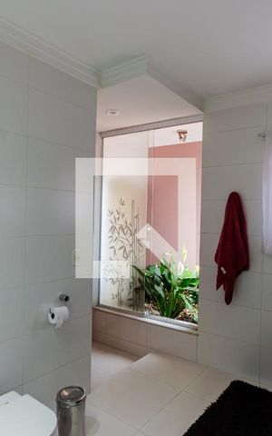 Casa à venda com 412m², 3 quartos e 3 vagas Casa à venda com 412m², 3 quartos e 3 vagasBanheiro Social