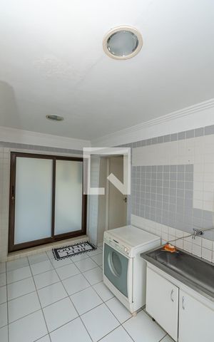 Casa de condomínio à venda com 520m², 4 quartos e 2 vagas Casa de condomínio à venda com 520m², 4 quartos e 2 vagasÁrea de Serviço
