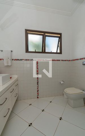 Casa de condomínio à venda com 520m², 4 quartos e 2 vagas Casa de condomínio à venda com 520m², 4 quartos e 2 vagasBanheiro da Suíte 3