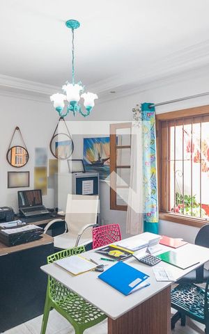 Casa à venda com 200m², 4 quartos e 2 vagas Casa à venda com 200m², 4 quartos e 2 vagasSala
