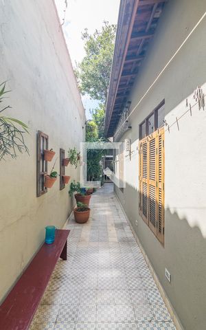 Casa à venda com 200m², 4 quartos e 2 vagas Casa à venda com 200m², 4 quartos e 2 vagasCorredor