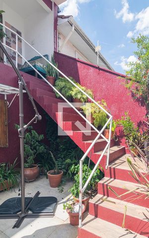 Casa à venda com 200m², 4 quartos e 2 vagas Casa à venda com 200m², 4 quartos e 2 vagasEscada
