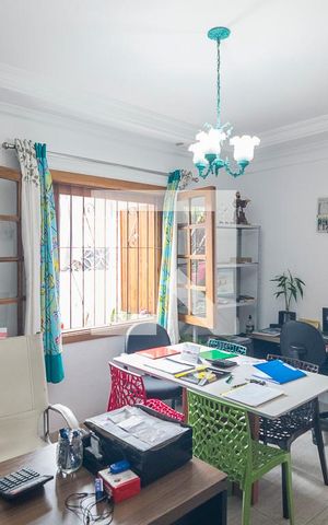 Casa à venda com 200m², 4 quartos e 2 vagas Casa à venda com 200m², 4 quartos e 2 vagasSala
