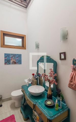 Casa à venda com 200m², 4 quartos e 2 vagas Casa à venda com 200m², 4 quartos e 2 vagasLavabo