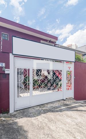 Casa à venda com 200m², 4 quartos e 2 vagas Casa à venda com 200m², 4 quartos e 2 vagasFachada