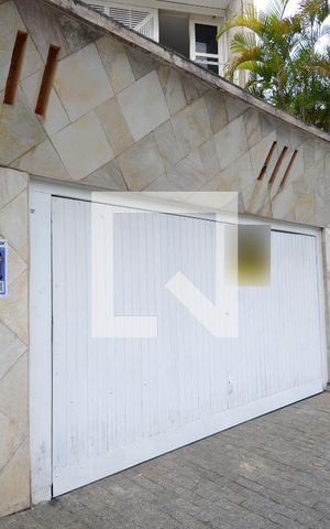 Casa à venda com 230m², 3 quartos e 3 vagasFachada 