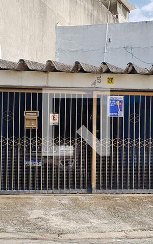 Casa à venda com 166m², 2 quartos e 2 vagas Casa à venda com 166m², 2 quartos e 2 vagasFachada