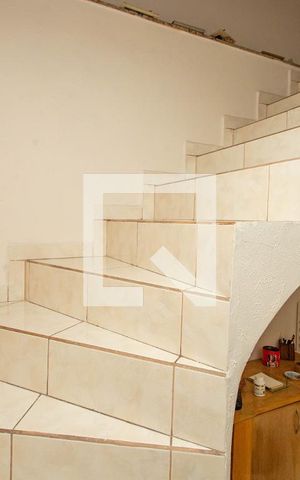 Casa à venda com 250m², 2 quartos e 2 vagas Casa à venda com 250m², 2 quartos e 2 vagasEscada 2