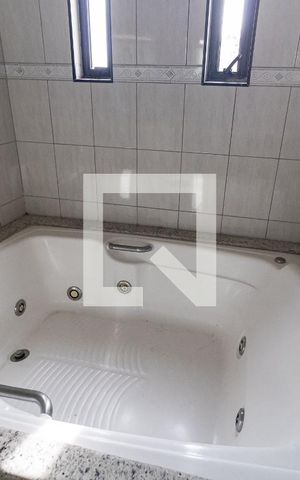 Casa à venda com 218m², 4 quartos e 4 vagas Casa à venda com 218m², 4 quartos e 4 vagasBanheiro da Suíte 1