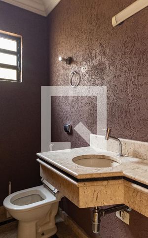 Casa à venda com 218m², 4 quartos e 4 vagas Casa à venda com 218m², 4 quartos e 4 vagasLavabo