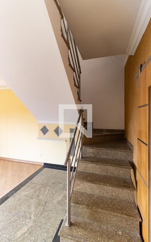 Casa à venda com 218m², 4 quartos e 4 vagas Casa à venda com 218m², 4 quartos e 4 vagasEscada