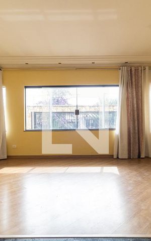 Casa à venda com 218m², 4 quartos e 4 vagas Casa à venda com 218m², 4 quartos e 4 vagasSala