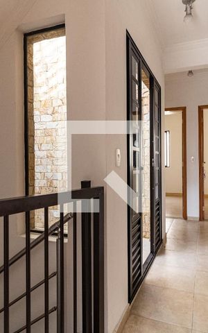 Casa à venda com 218m², 4 quartos e 4 vagas Casa à venda com 218m², 4 quartos e 4 vagasCorredor